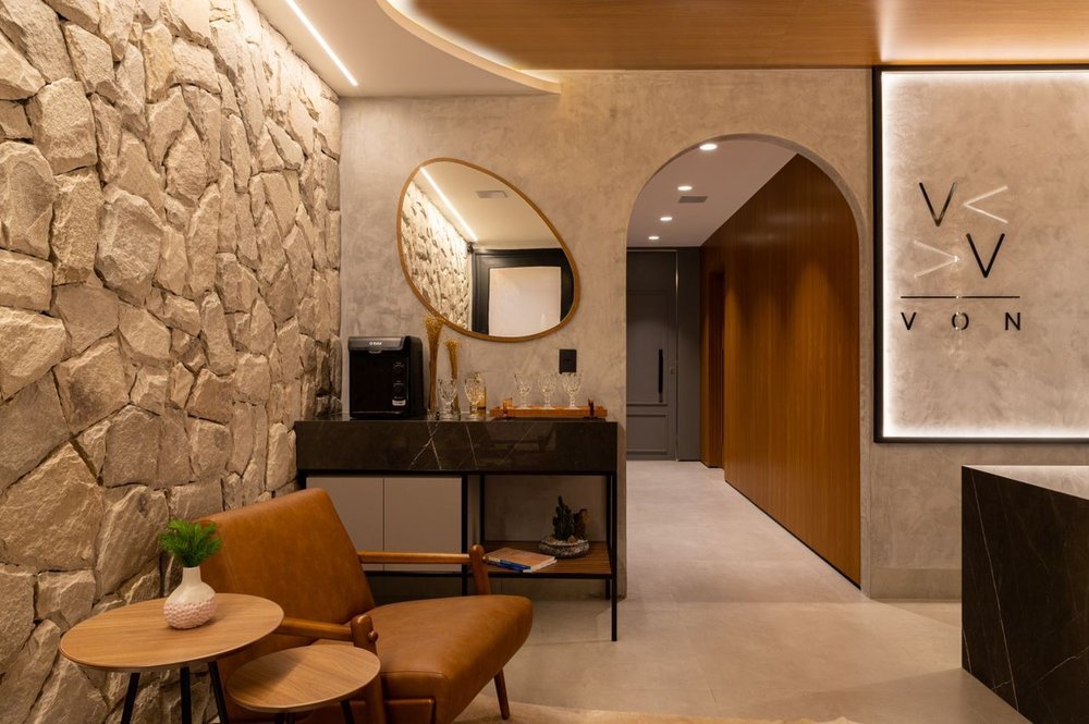 Sala de espera com sofás e decoração de alto padrão